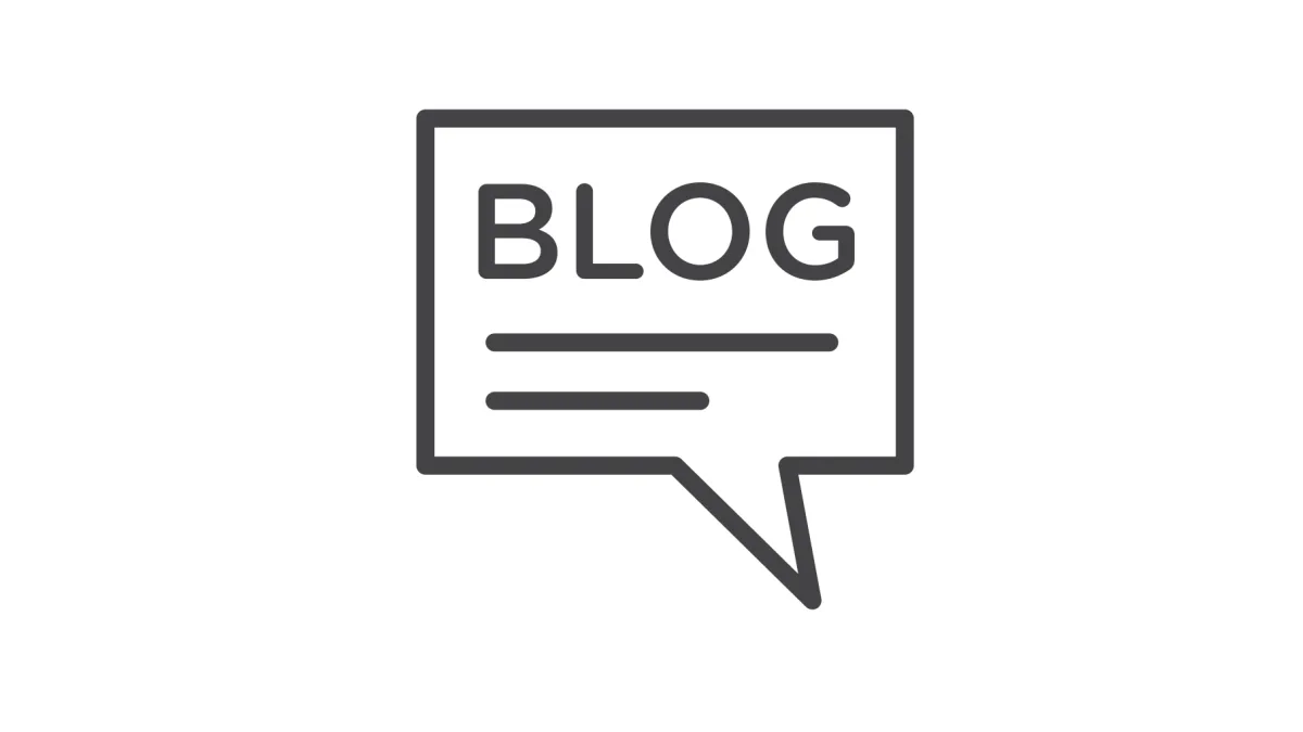 Postazione editoriale con notebook e taccuino